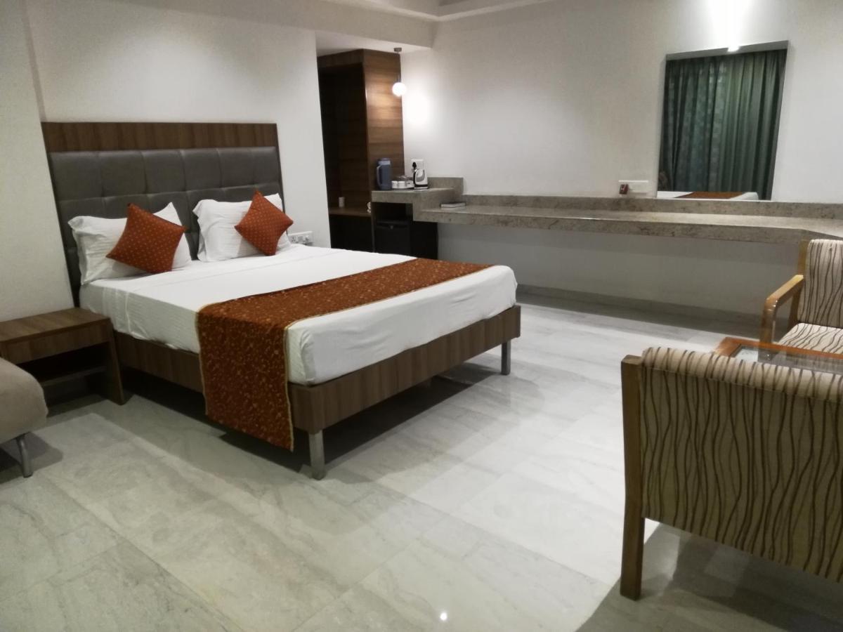 Lake View Resort Лонавала Екстериор снимка