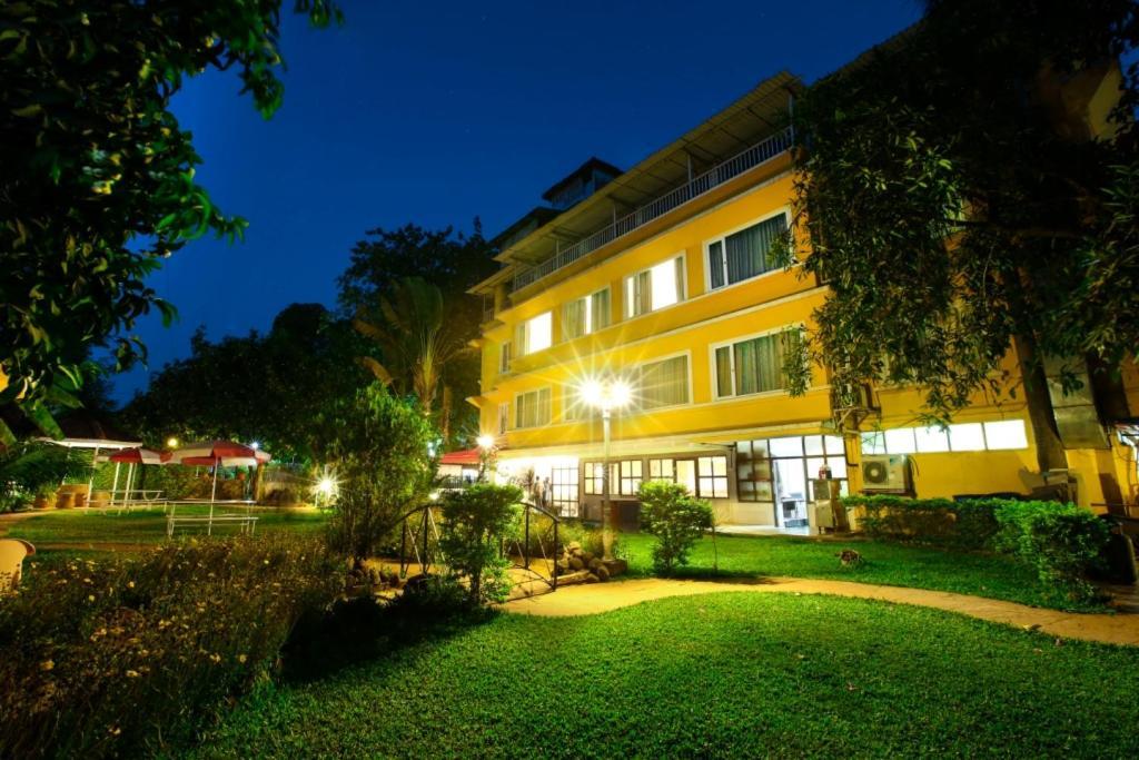 Lake View Resort Лонавала Екстериор снимка