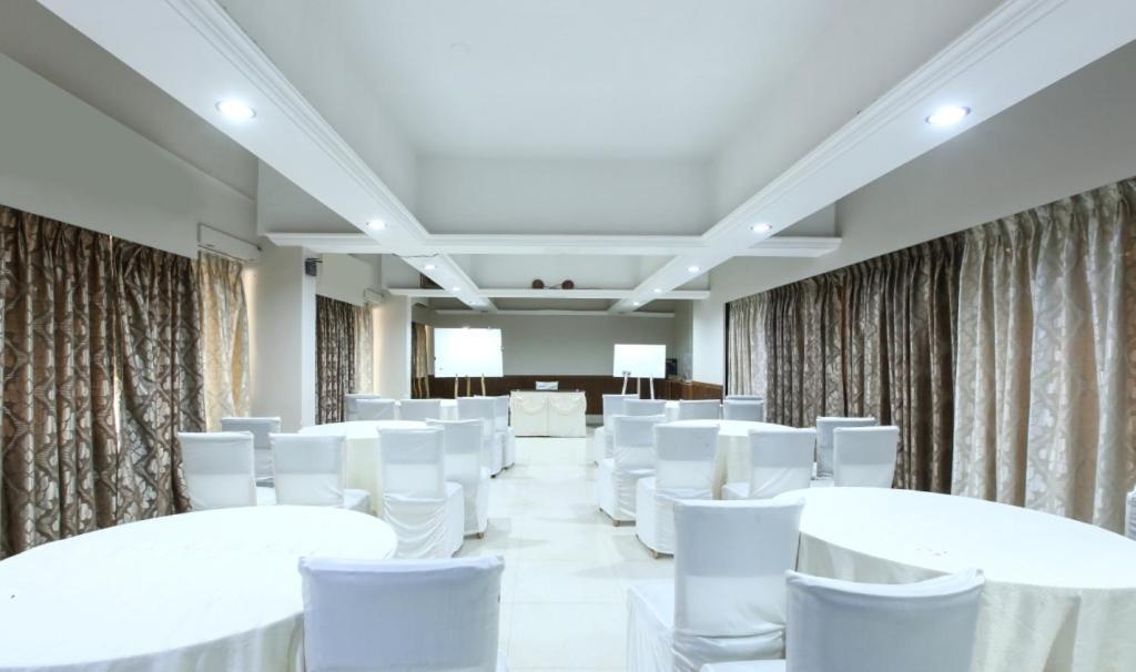 Lake View Resort Лонавала Екстериор снимка