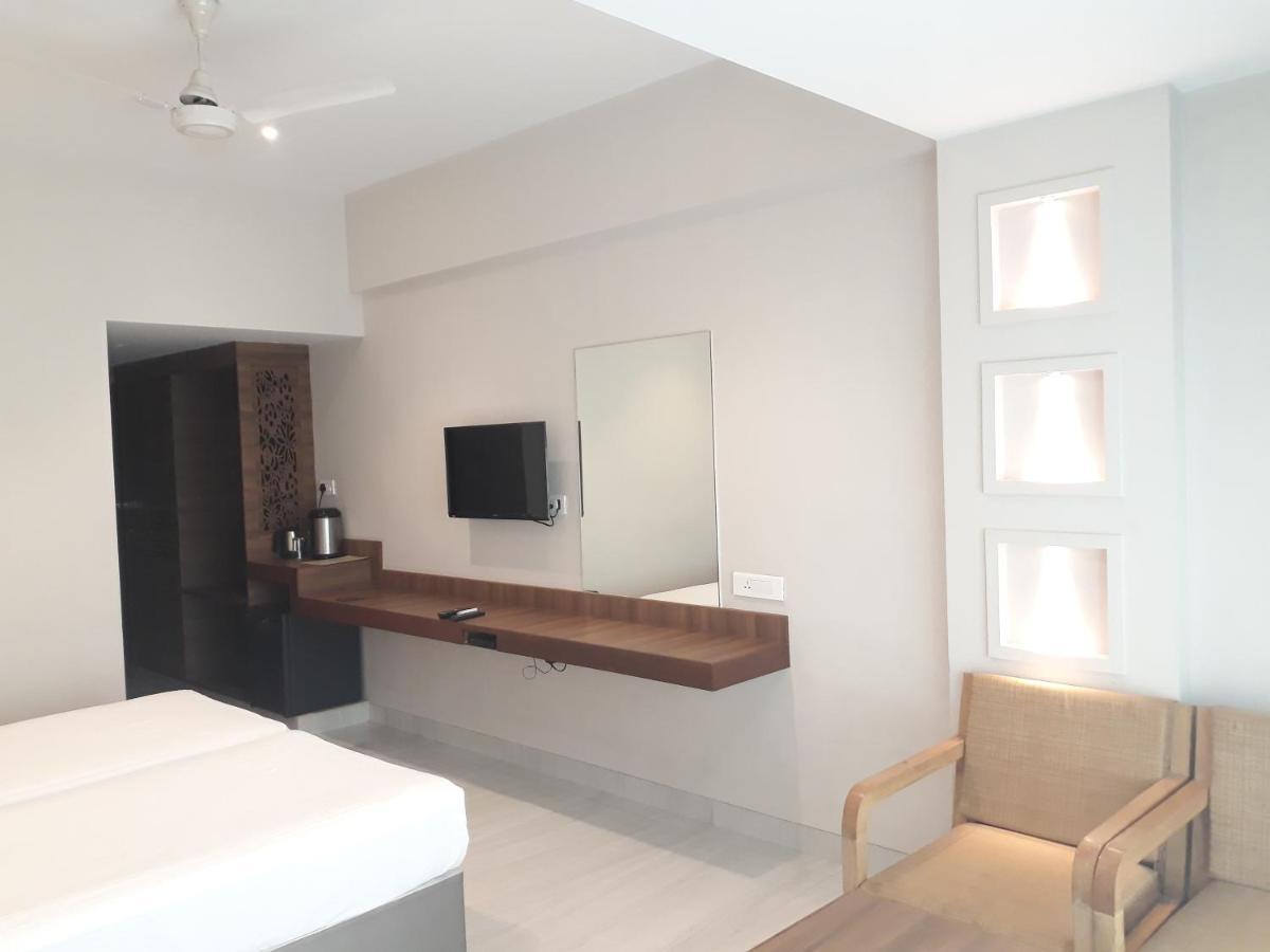 Lake View Resort Лонавала Екстериор снимка